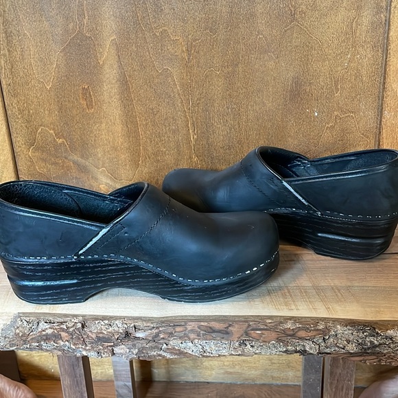 Dansko black clog. - Picture 7 of 8